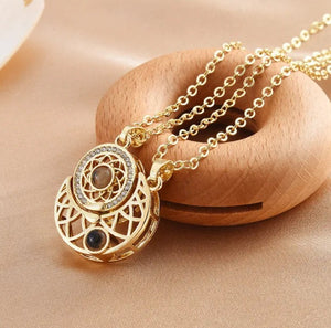 COLLAR SOL Y LUNA CON 100 IDIOMAS + CAJITA